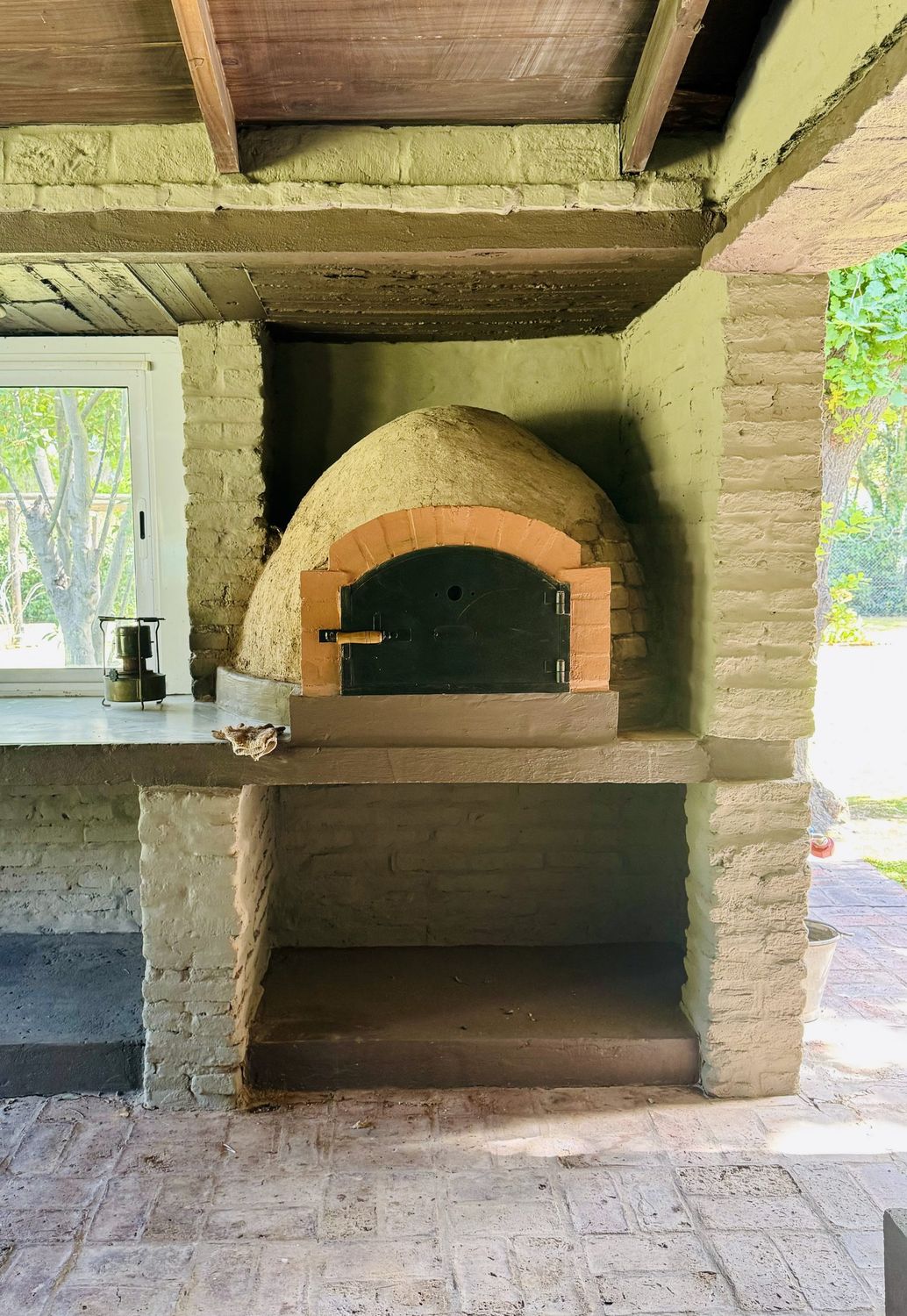 Horno de barro y parrilla del quincho